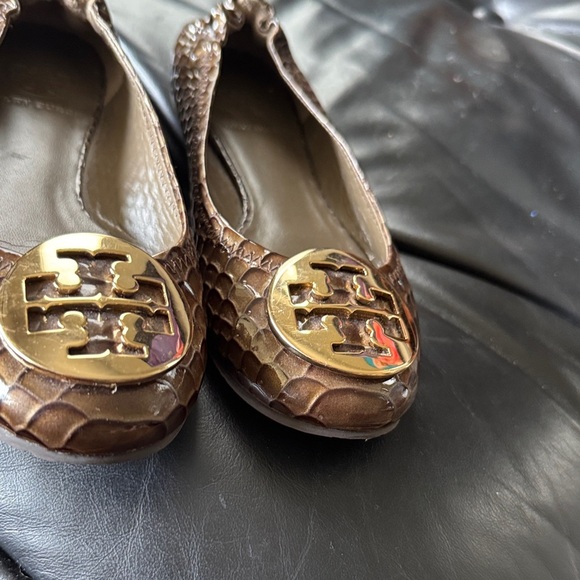 Tory Burch Brown Textured Flats with Gold Emblem - Picture 2 of 9